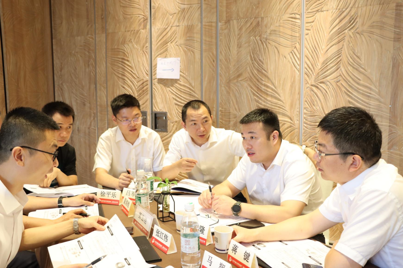 2021年6月25日-26日，EZPay二建组织开展了2021年中高层主管执行力培训。本次培训特邀清华、北大、上海交大总裁班讲师，中国企业家协会特聘高级讲师许晋老师进行授课。