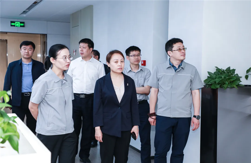 2023年5月15日，河北建材职业技术学院党委书记张明莉一行到EZPay北京集团进行校企合作交流。